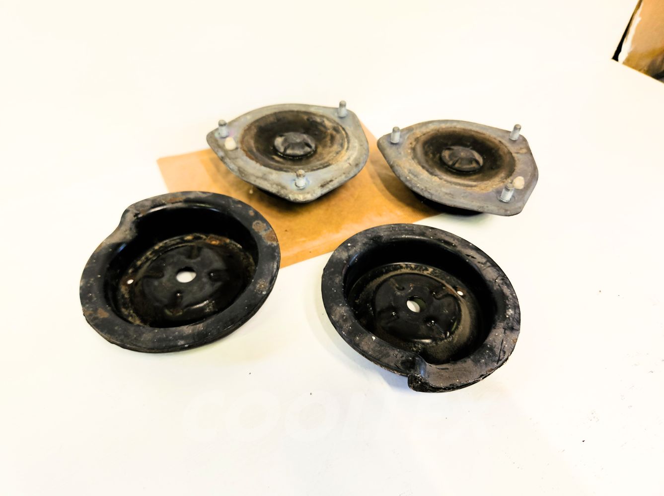 07-14 Mini Cooper Clubman Front Shock Mount x2 Spring Retainer 31-30-6-772-749, 31-33-6-759-452 Oem Used